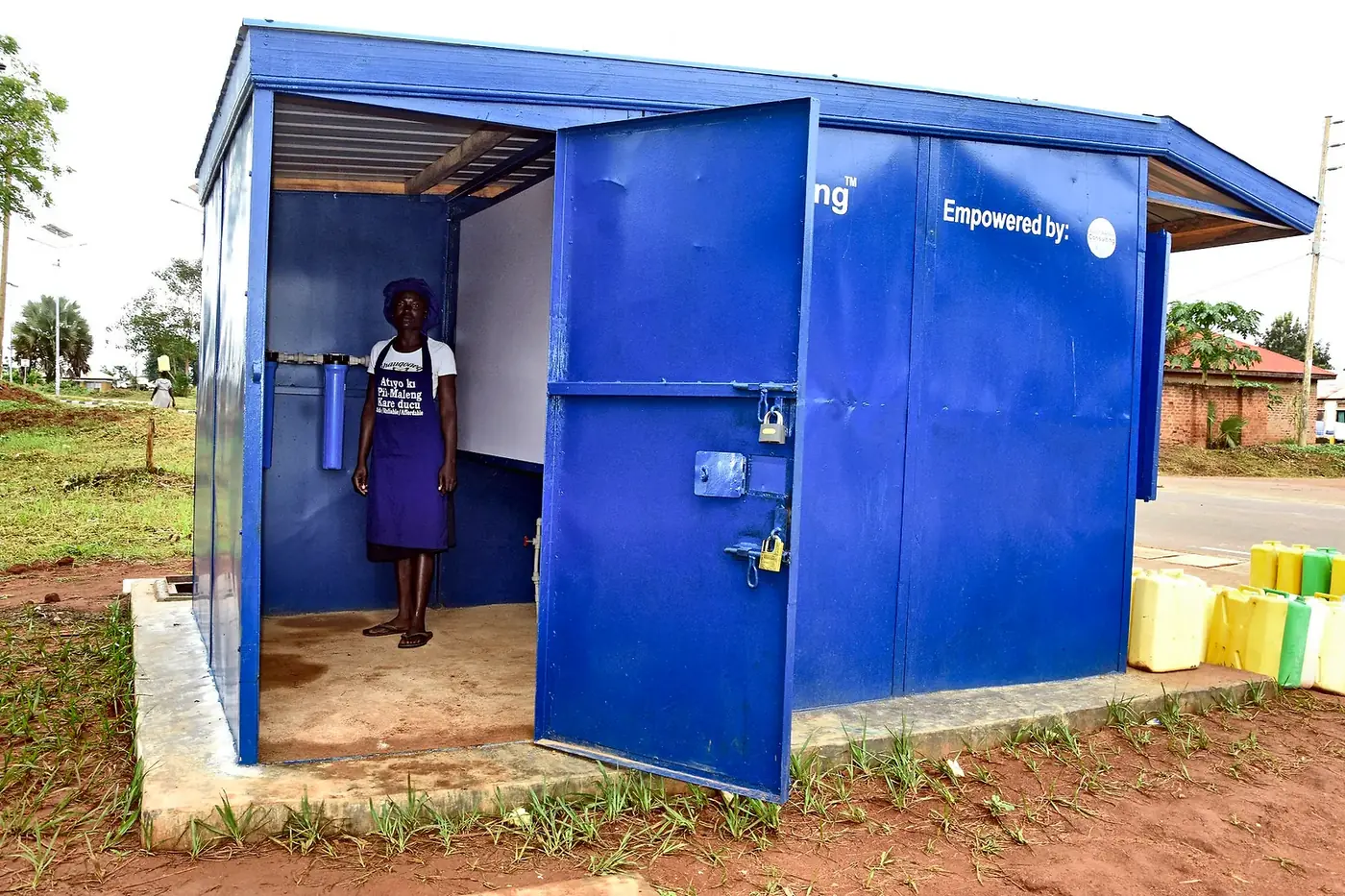 A Pii-Maleng kiosk attendant at her station